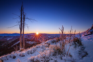Wschód słońca w górach. Piękny widok. Zimowy krajobraz. Mroźny poranek w górach. Kolorowa...