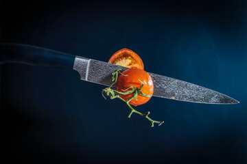 Messer durchschneidet eine Tomate 