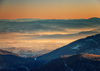 Obraz premium Krajobraz zimowy. Wschód słońca w górach. 