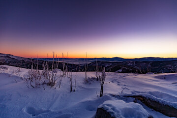 Wschód słońca w górach. Zimowy krajobraz. 