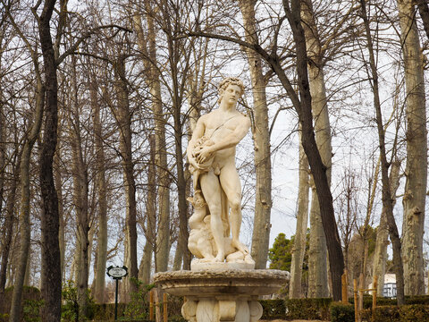Escultura de Apolo en m&aacute;rmol en los jardines de Aranjuez
