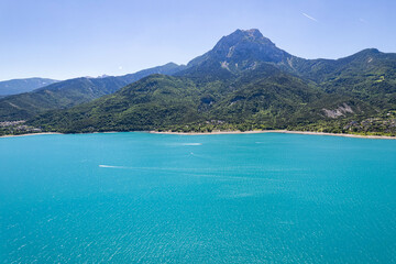 Paysage naturel du lac de Serre Ponçon