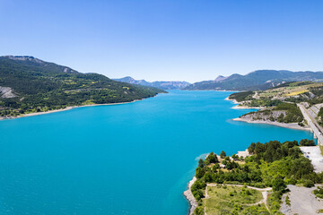 Fototapeta na wymiar Vue panoramique sur le lac de Serre Ponçon