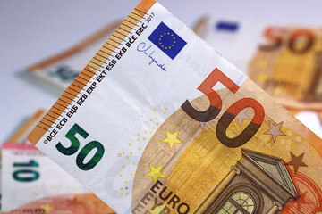 Plik banknotów euro przygotowanych na zakupy. Waluta. 