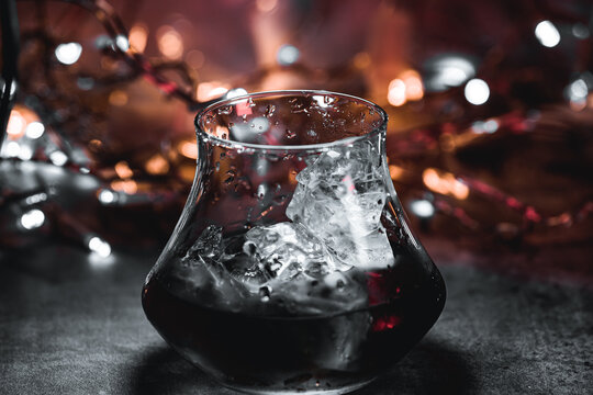 Glas mit Eiswürfel Cocktail 