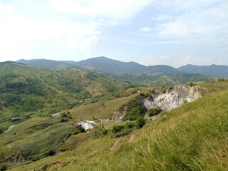 Fototapeta na wymiar góry solne, Kanion Meledic, Rumunia, krajobraz, Karpaty, atrakcja geologiczna,