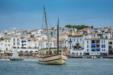 Fototapeta na wymiar view of the fishing village of Cadaques from the sea