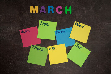 Plan tygodnia na kolorowych samoprzylepnych karteczkach. Puste kartki. © siwyk