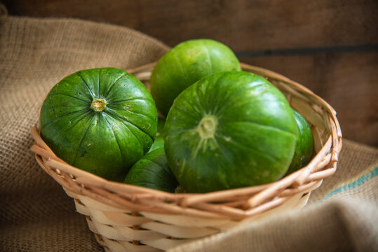 Conjunto de zapallitos verdes dentro de una canasta
