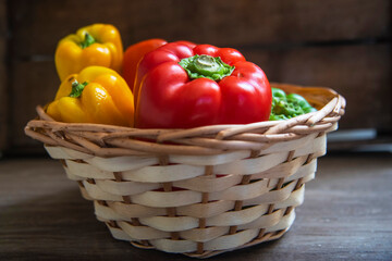 Pimientos de colores dentro de un canasto
