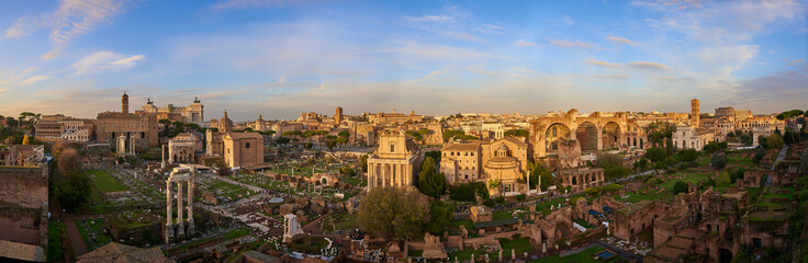 Fototapeta premium Ein fantastischer Panoramablick über das Forum Romanum in Rom bei schönem Abendlicht