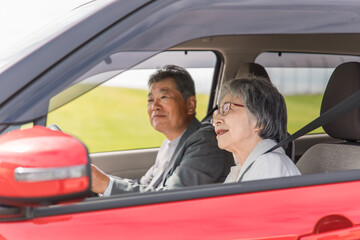 車を運転する高齢者夫婦（ドライブ・シニア・男女）
