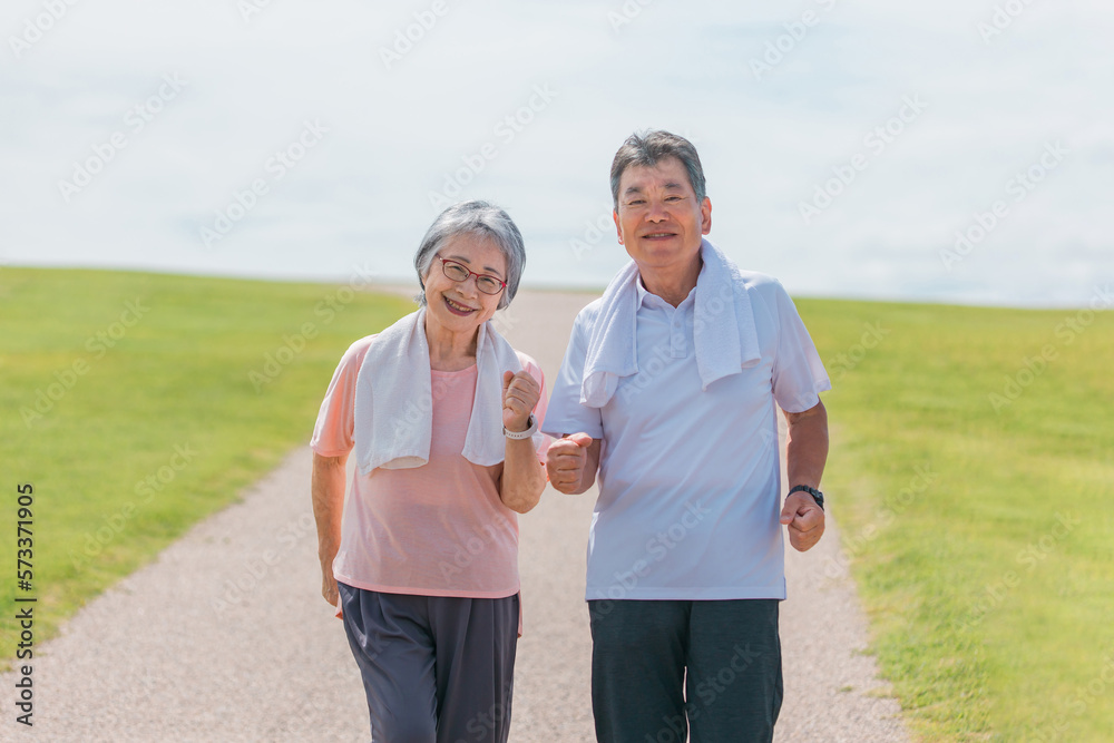 Poster 公園でウォーキング・有酸素運動する高齢者夫婦（シニア・男女）
