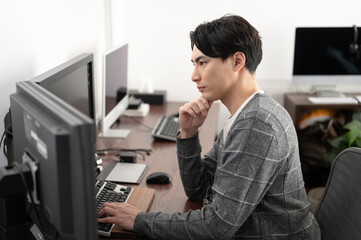 Fototapeta na wymiar パソコンを操作する男性　デザイン　プログラマー
