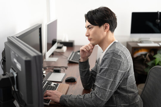 パソコンを操作する男性