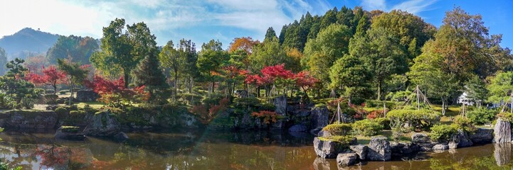 Fototapeta na wymiar 青空バックに見る秋の日本庭園のパノラマ情景＠福井