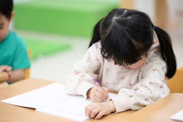 勉強をする子供　小学校受験などのイメージにも　顔無し