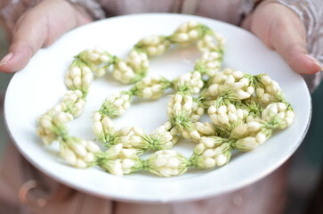 Jasmine flowers are usually used as decoration for brides