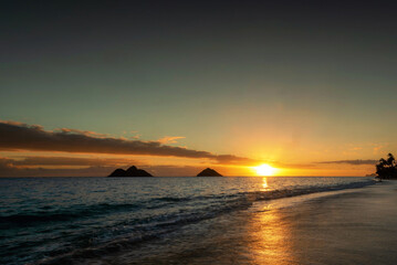 Obraz premium Sunrise scene at Lanikai Beach in Kailua, Hawaii. Lanikai is regularly ranked among the top beaches in the world
