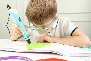 Naklejka premium Children creating with 3d printing pen new object