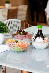 Bowls de Ensalada y Arroz sobre mesa