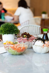 Bowls de Ensalada y Arroz sobre mesa