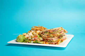 Comida saludable en plato desechable