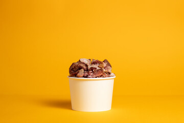 Contenedor Térmico con Carnitas y fondo amarillo