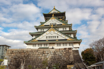 Fototapeta na wymiar Green and white traditional Japanese architecture building of the Osaka Castle in Osaka Japan