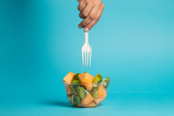 Bowl y tenedor biodegradables con fruta
