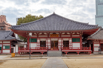 Obraz premium Colorful temple traditional architecture at the Shi-Tennoji Buddhist Temple in Osaka Japan