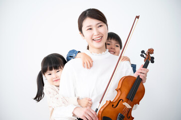 バイオリンの先生と子ども