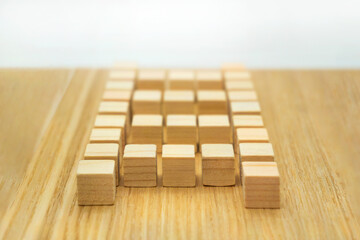 ウッドキューブのはしごが明るい方向へ向かう白い背景
