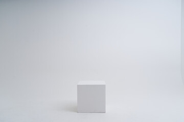 白い部屋に置いてある白い箱