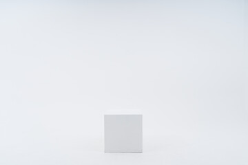 白い部屋に置いてある白い箱