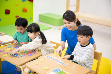 英語を楽しそうに学ぶ子供たちのイメージ
