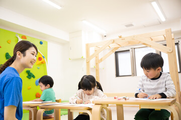 英語を楽しそうに学ぶ子供たちのイメージ