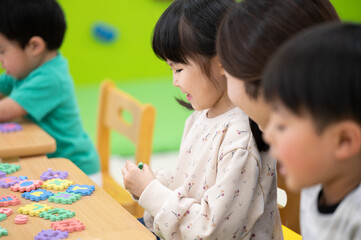 保育所や託児所、幼稚園などで過ごす子どもたち　英語の勉強