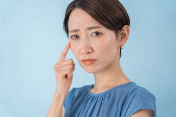 肌に悩む日本人女性