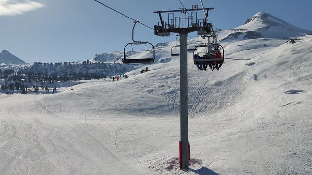V&iacute;deo panor&acirc;mico sobre a montanha e pistas de neve com alguns esquiadores descendo montanha abaixo, visto a partir de um telef&eacute;rico em Pierre Saint Martin nos Piren&eacute;us, Fran&ccedil;a