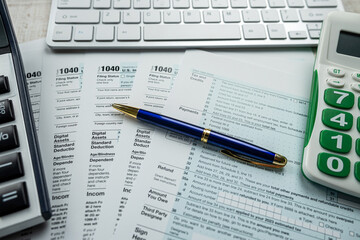 Obraz premium paperwork and deadline tax form 1040 with keyboard as online work