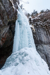 北海道遠軽町、厳冬期に巨大な氷柱となる山彦の滝（氷瀑）【1月】