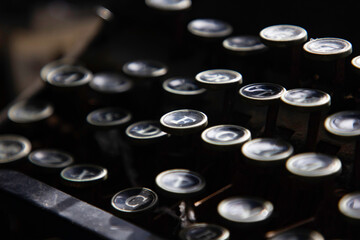 An old typewriter and keys