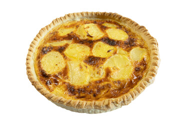 quiche aux pommes de terres et comté isolé sur un fond blanc
