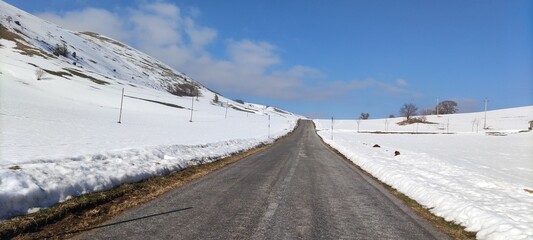 La strada che divide i campi di neve a Selvapiana nelle Marche