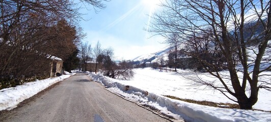 Strada tra la neve a Selvapiana nelle Marche