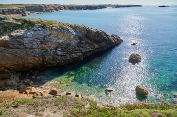 Klares Meer an der wilden Küste von Quiberon