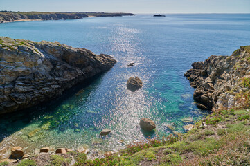 Klares Meer an der wilden Felsenküste von Quiberon in Frankreich