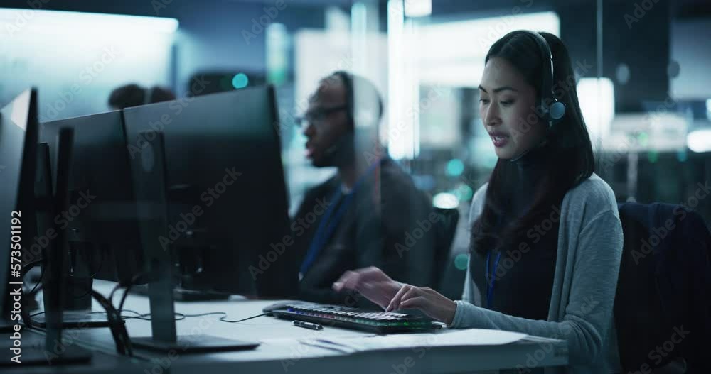 Fototapete Customer Support Professional Using Computer and Talking with Client on a Call. Asian Help Desk Employee Responds to Queries, Resolve Problems and Troubleshoot Issues, Implement Solutions