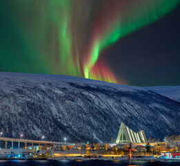 buntes Nordlicht in Tromso Eismeerkathedrale  Norwegen